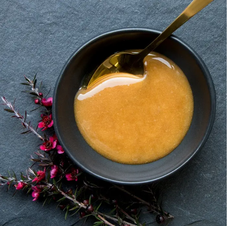 Manuka honey in a bowl